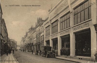 Dans le milieu de la rue en descendant ce trouvait sur la gauche les galeries modernes, un magasin ou l'on pouvait trouver un peu de tout, c'est l'ancêtre des supermarchés. 